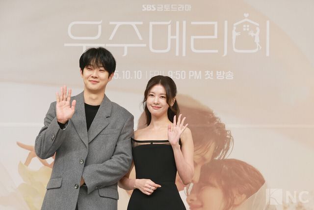 배우 최우식, 정소민이 10일 오후 2시 서울시 양천구 SBS 목동사옥에서 진행된 SBS 새 금토드라마 ‘우주메리미’(연출 송현욱/극본 이하나) 제작발표회에서 포즈를 취하고 있다. 사진=김규빈 기자