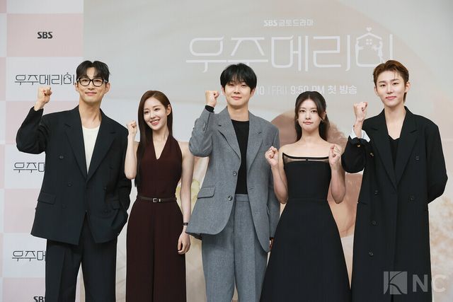 배우 배나라, 신슬기, 최우식, 정소민, 서범준이 10일 오후 2시 서울시 양천구 SBS 목동사옥에서 진행된 SBS 새 금토드라마 ‘우주메리미’(연출 송현욱/극본 이하나) 제작발표회에서 포즈를 취하고 있다. 사진=김규빈 기자