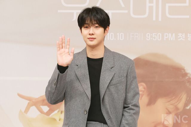 배우 최우식이 10일 오후 2시 서울시 양천구 SBS 목동사옥에서 진행된 SBS 새 금토드라마 ‘우주메리미’(연출 송현욱/극본 이하나) 제작발표회에서 포즈를 취하고 있다. 사진=김규빈 기자