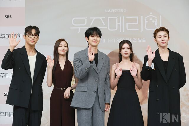 배우 배나라, 신슬기, 최우식, 정소민, 서범준이 10일 오후 2시 서울시 양천구 SBS 목동사옥에서 진행된 SBS 새 금토드라마 ‘우주메리미’(연출 송현욱/극본 이하나) 제작발표회에서 포즈를 취하고 있다. 사진=김규빈 기자