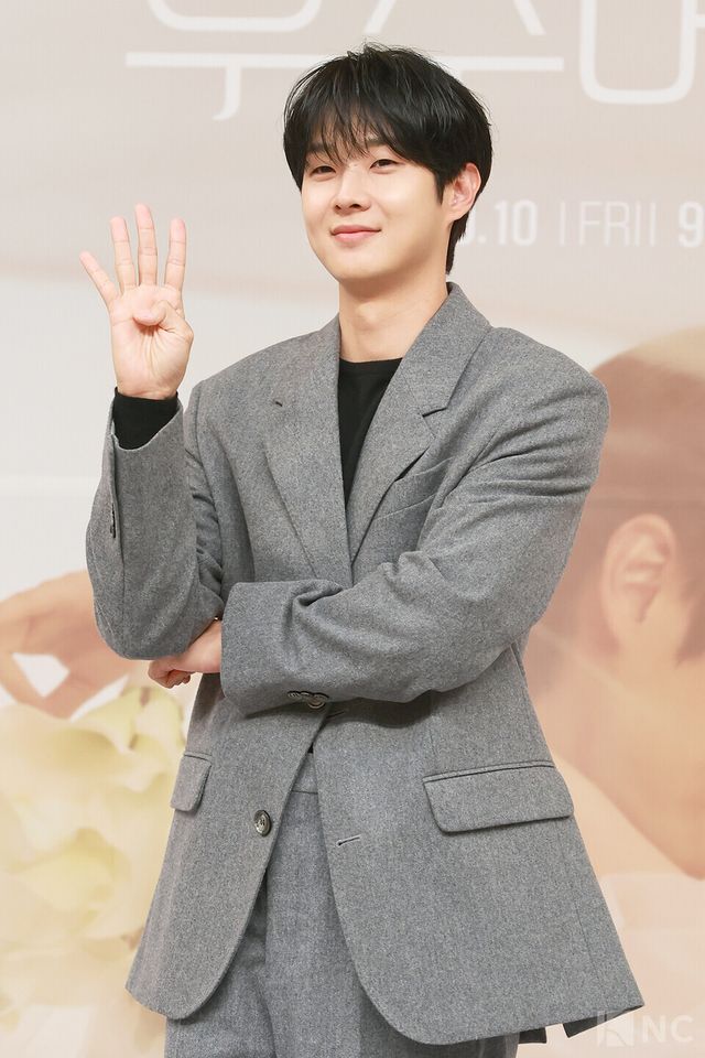 배우 최우식이 10일 오후 2시 서울시 양천구 SBS 목동사옥에서 진행된 SBS 새 금토드라마 ‘우주메리미’(연출 송현욱/극본 이하나) 제작발표회에서 포즈를 취하고 있다. 사진=김규빈 기자