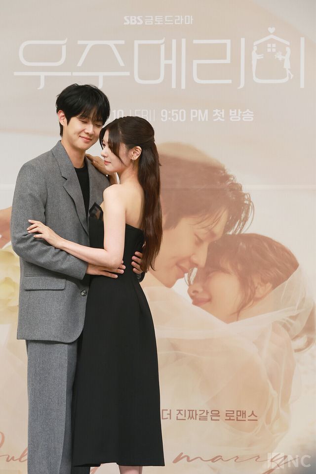 배우 최우식, 정소민이 10일 오후 2시 서울시 양천구 SBS 목동사옥에서 진행된 SBS 새 금토드라마 ‘우주메리미’(연출 송현욱/극본 이하나) 제작발표회에서 포즈를 취하고 있다. 사진=김규빈 기자