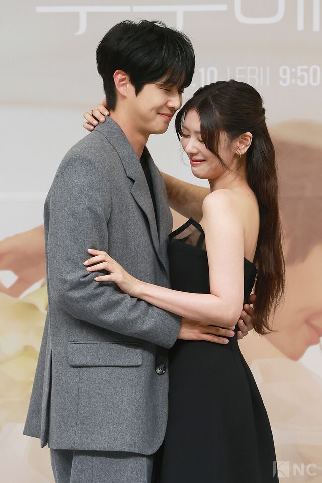 배우 최우식, 정소민이 10일 오후 2시 서울시 양천구 SBS 목동사옥에서 진행된 SBS 새 금토드라마 ‘우주메리미’(연출 송현욱/극본 이하나) 제작발표회에서 포즈를 취하고 있다. 사진=김규빈 기자