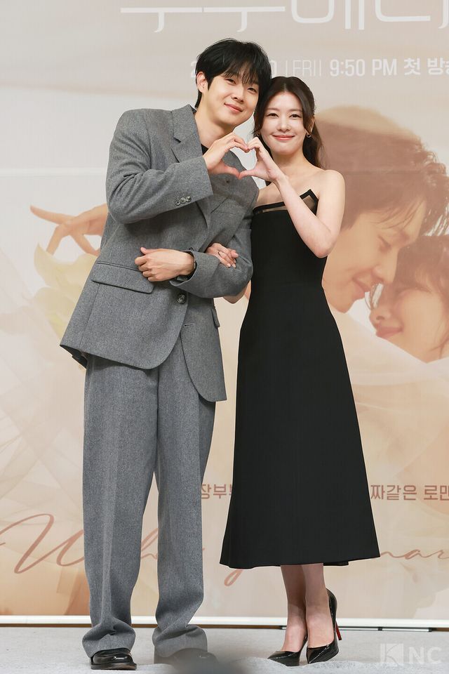 배우 최우식, 정소민이 10일 오후 2시 서울시 양천구 SBS 목동사옥에서 진행된 SBS 새 금토드라마 ‘우주메리미’(연출 송현욱/극본 이하나) 제작발표회에서 포즈를 취하고 있다. 사진=김규빈 기자