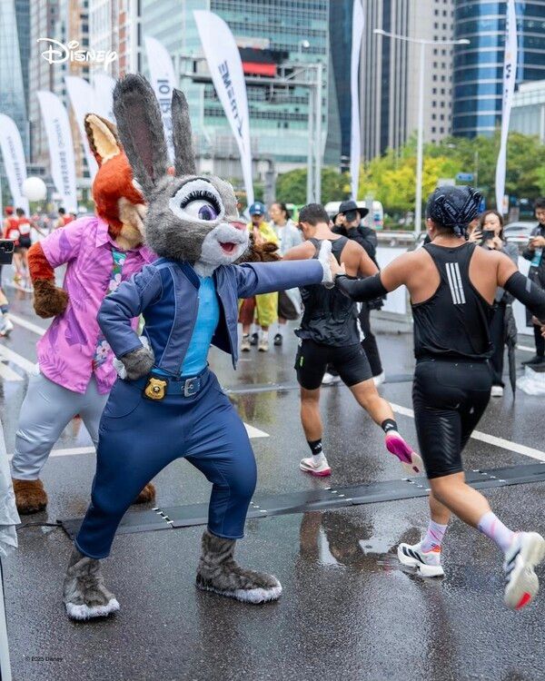 11일 서울 여의도공원 문화의마당 일원에서는 '디즈니런 서울 2025'(Disney Run 2025) 행사가 열렸다.&nbsp;사진=디즈니코리아 인스타그램 캡처