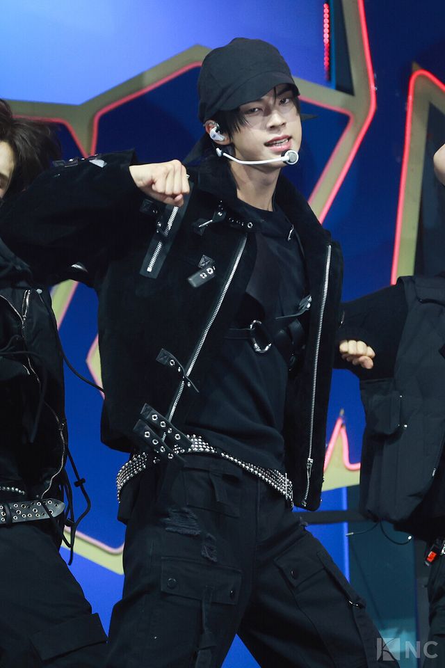 그룹 투어스(TWS) 도훈이 오후 4시 서울 광진구 예스24라이브홀에서 진행된 미니 4집 ‘플레이 하드(play hard)’ 발매 기념 쇼케이스에서 무대를 선보이고 있다. 사진=김규빈 기자