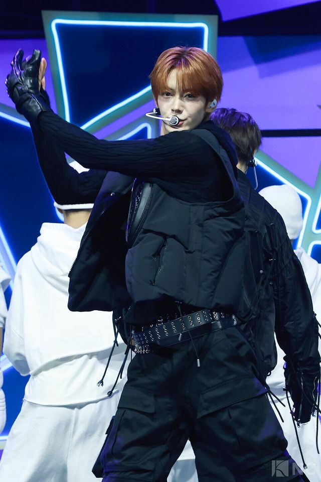 그룹 투어스(TWS) 한진이 오후 4시 서울 광진구 예스24라이브홀에서 진행된 미니 4집 ‘플레이 하드(play hard)’ 발매 기념 쇼케이스에서 무대를 선보이고 있다. 사진=김규빈 기자