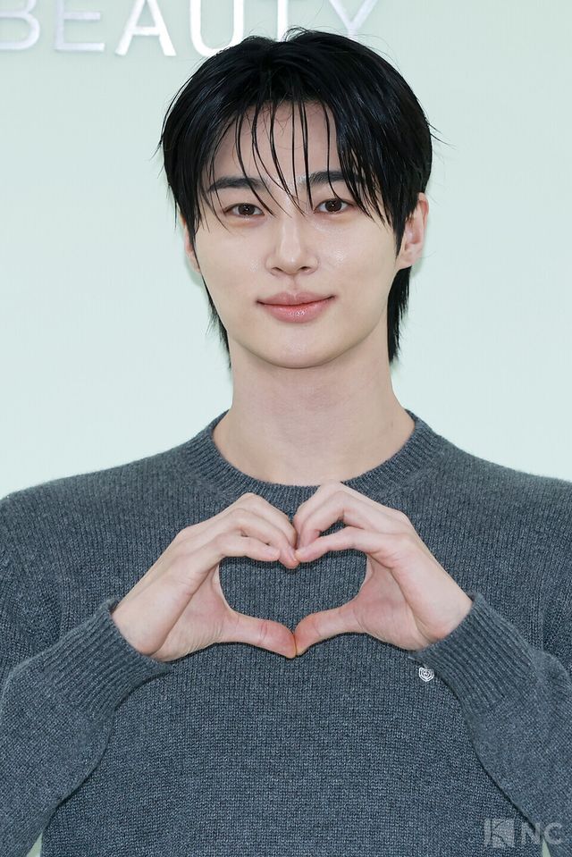 배우 변우석이 13일 오후 2시 서울 성동구 한 스튜디오에서 프라다 뷰티 바나나 립 밤 출시 기념 포토콜에서 포즈를 취하고 있다. 사진=김규빈 기자