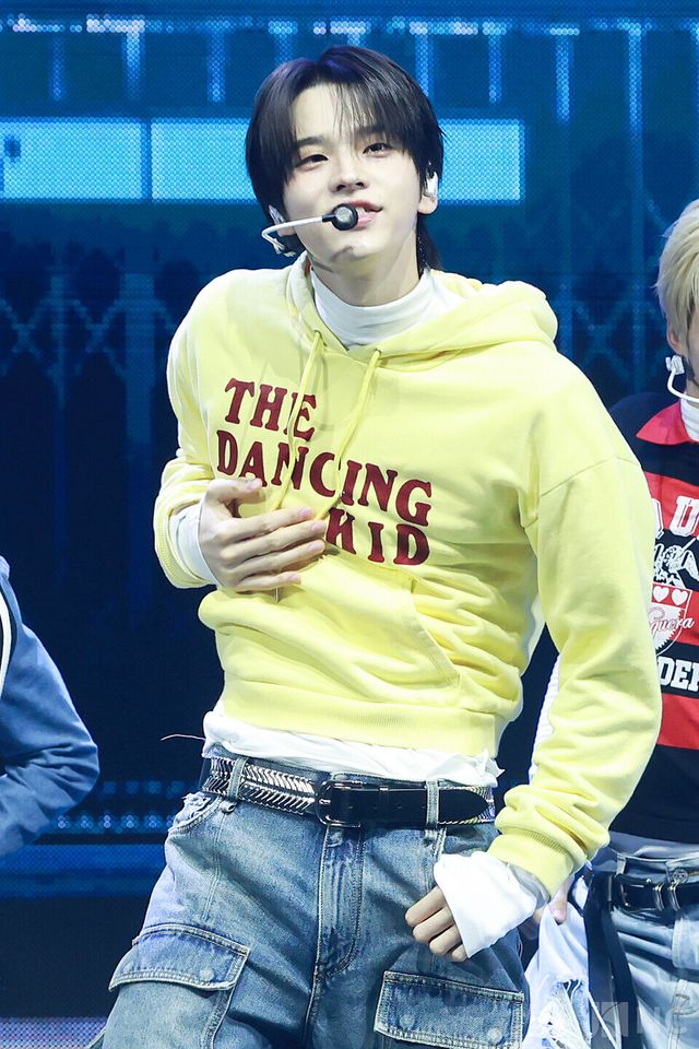 그룹 투어스(TWS) 신유가 오후 4시 서울 광진구 예스24라이브홀에서 진행된 미니 4집 ‘플레이 하드(play hard)’ 발매 기념 쇼케이스에서 무대를 선보이고 있다. 사진=김규빈 기자