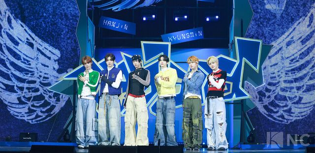 그룹 투어스(TWS)가 오후 4시 서울 광진구 예스24라이브홀에서 진행된 미니 4집 ‘플레이 하드(play hard)’ 발매 기념 쇼케이스에서 포즈를 취하고 있다. 사진=김규빈 기자