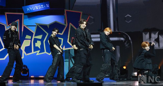 그룹 투어스(TWS)가 오후 4시 서울 광진구 예스24라이브홀에서 진행된 미니 4집 ‘플레이 하드(play hard)’ 발매 기념 쇼케이스에서 무대를 선보이고 있다. 사진=김규빈 기자