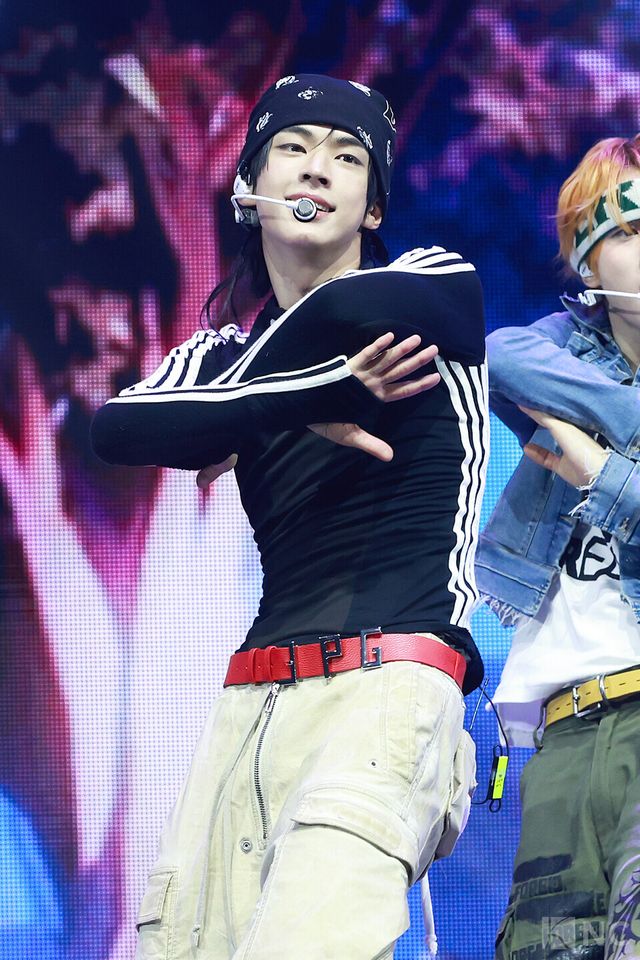 그룹 투어스(TWS) 도훈이 오후 4시 서울 광진구 예스24라이브홀에서 진행된 미니 4집 ‘플레이 하드(play hard)’ 발매 기념 쇼케이스에서 무대를 선보이고 있다. 사진=김규빈 기자