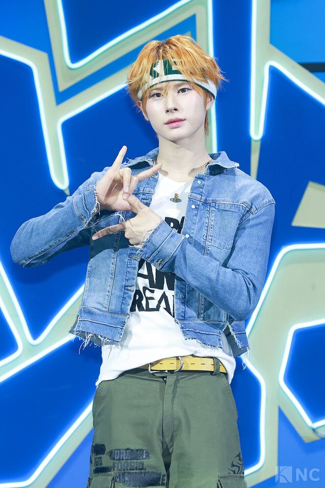 그룹 투어스(TWS) 경민이 오후 4시 서울 광진구 예스24라이브홀에서 진행된 미니 4집 ‘플레이 하드(play hard)’ 발매 기념 쇼케이스에서 포즈를 취하고 있다. 사진=김규빈 기자