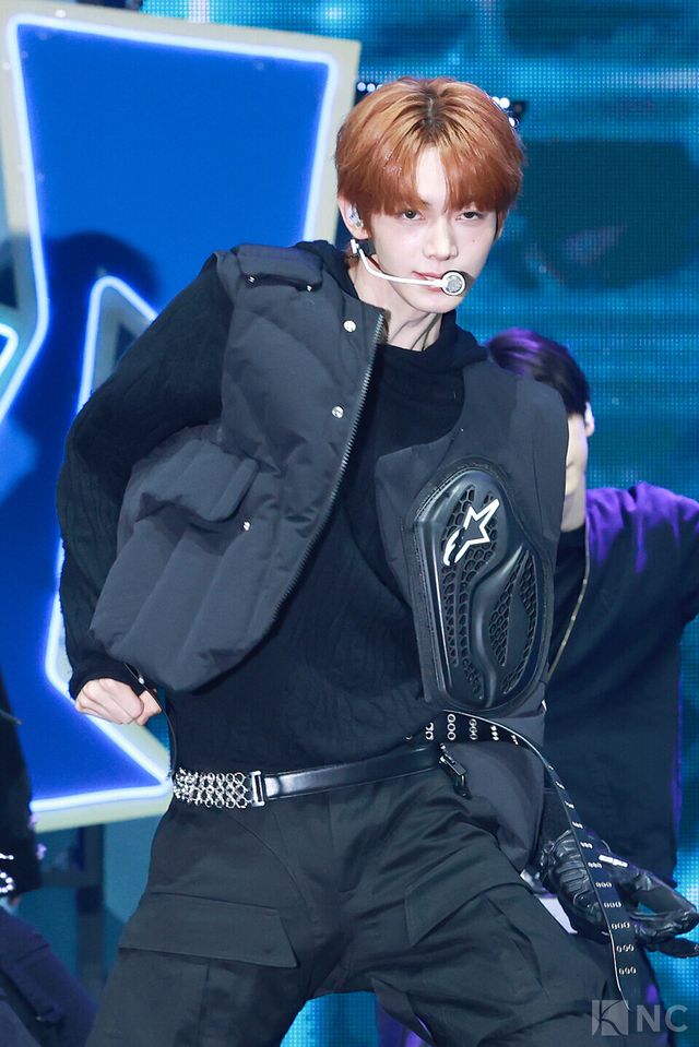 그룹 투어스(TWS) 한진이 오후 4시 서울 광진구 예스24라이브홀에서 진행된 미니 4집 ‘플레이 하드(play hard)’ 발매 기념 쇼케이스에서 무대를 선보이고 있다. 사진=김규빈 기자