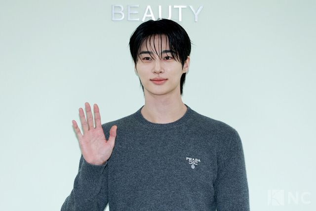 배우 변우석이 13일 오후 2시 서울 성동구 한 스튜디오에서 프라다 뷰티 바나나 립 밤 출시 기념 포토콜에서 포즈를 취하고 있다. 사진=김규빈 기자