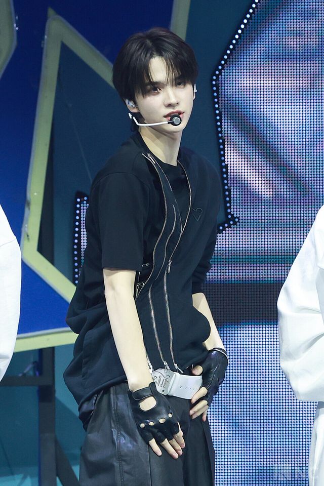 그룹 투어스(TWS) 신유가 오후 4시 서울 광진구 예스24라이브홀에서 진행된 미니 4집 ‘플레이 하드(play hard)’ 발매 기념 쇼케이스에서 무대를 선보이고 있다. 사진=김규빈 기자