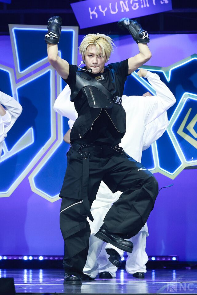 그룹 투어스(TWS) 지훈이 오후 4시 서울 광진구 예스24라이브홀에서 진행된 미니 4집 ‘플레이 하드(play hard)’ 발매 기념 쇼케이스에서 무대를 선보이고 있다. 사진=김규빈 기자