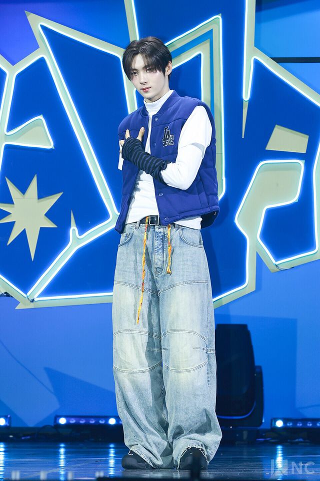 그룹 투어스(TWS) 영재가 오후 4시 서울 광진구 예스24라이브홀에서 진행된 미니 4집 ‘플레이 하드(play hard)’ 발매 기념 쇼케이스에서 포즈를 취하고 있다. 사진=김규빈 기자