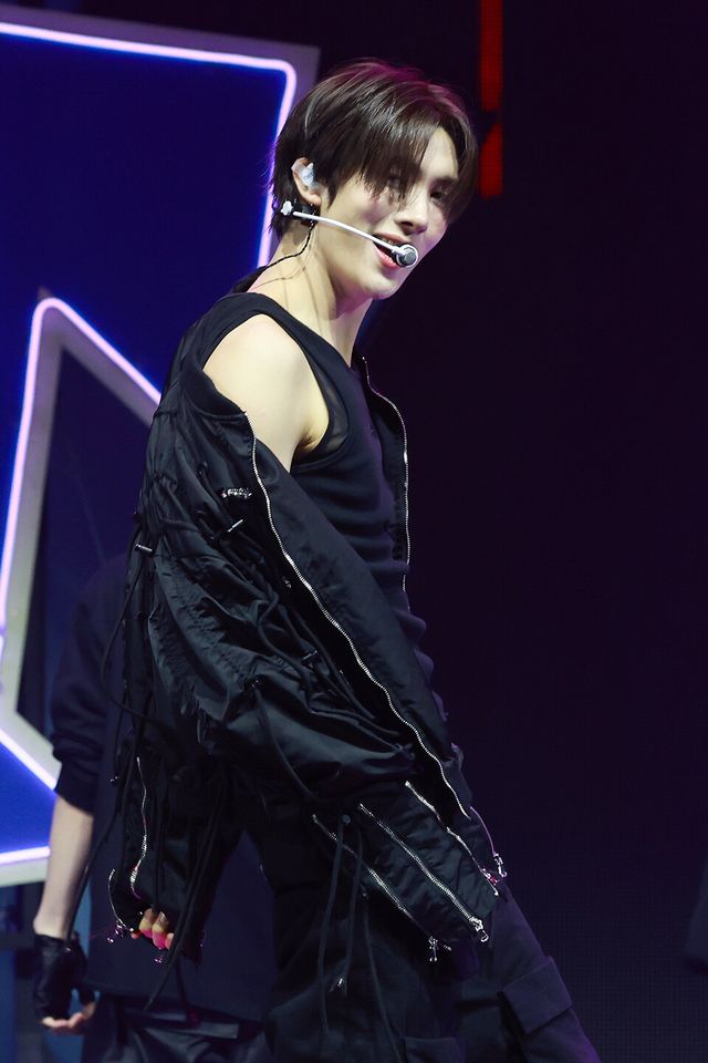 그룹 투어스(TWS) 영재가 오후 4시 서울 광진구 예스24라이브홀에서 진행된 미니 4집 ‘플레이 하드(play hard)’ 발매 기념 쇼케이스에서 무대를 선보이고 있다. 사진=김규빈 기자