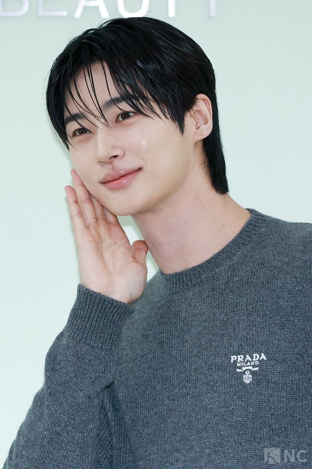 배우 변우석이 13일 오후 2시 서울 성동구 한 스튜디오에서 프라다 뷰티 바나나 립 밤 출시 기념 포토콜에서 포즈를 취하고 있다. 사진=김규빈 기자