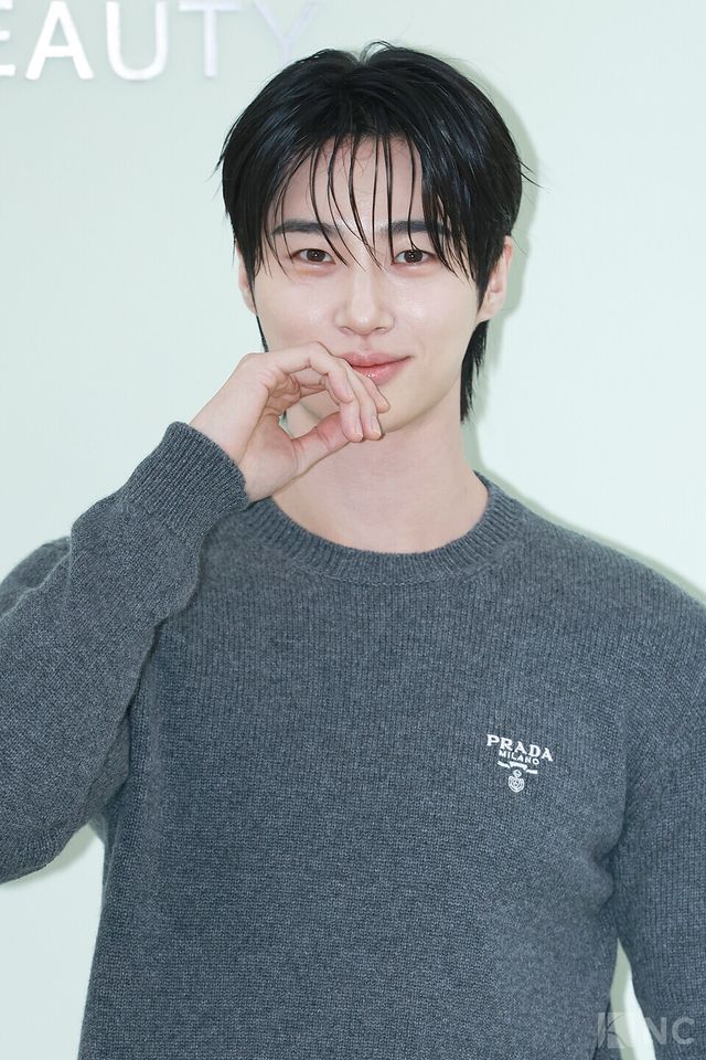 배우 변우석이 13일 오후 2시 서울 성동구 한 스튜디오에서 프라다 뷰티 바나나 립 밤 출시 기념 포토콜에서 포즈를 취하고 있다. 사진=김규빈 기자