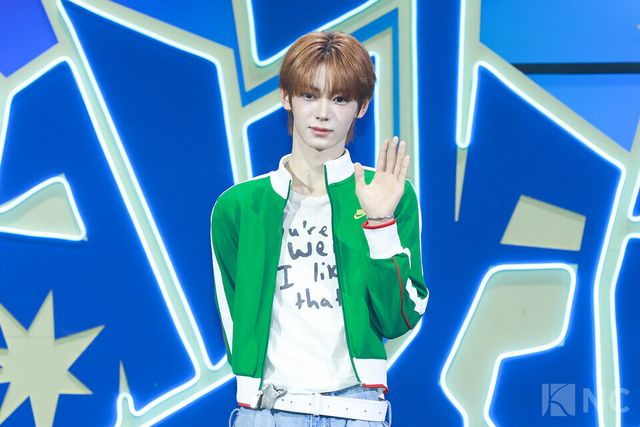 그룹 투어스(TWS) 한진이 오후 4시 서울 광진구 예스24라이브홀에서 진행된 미니 4집 ‘플레이 하드(play hard)’ 발매 기념 쇼케이스에서 포즈를 취하고 있다. 사진=김규빈 기자