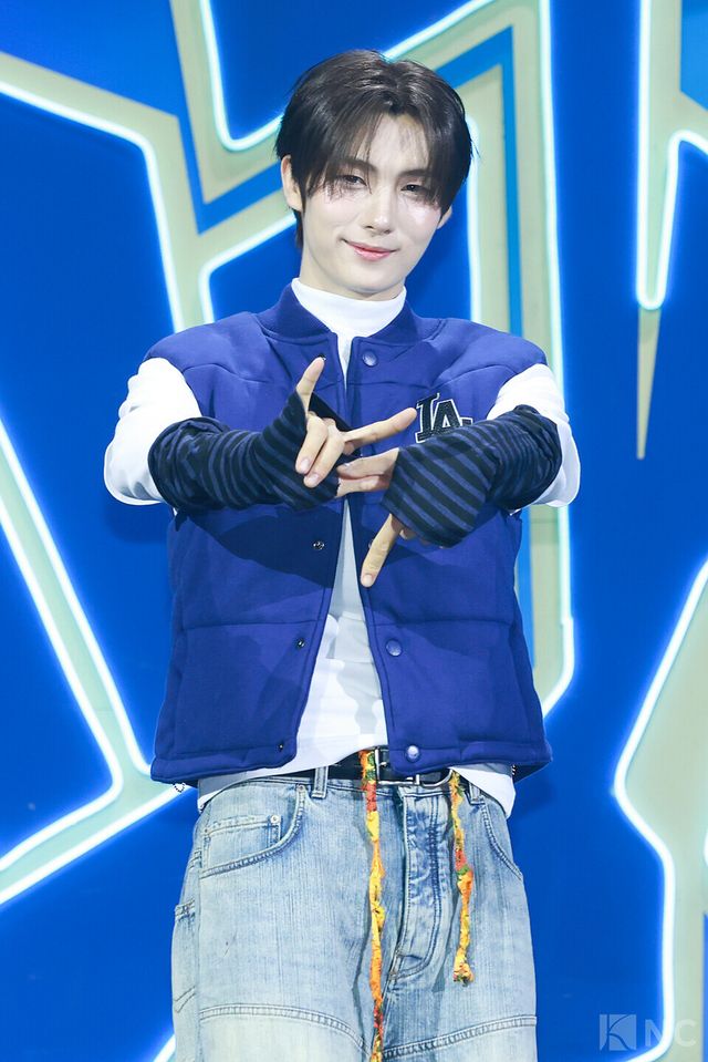 그룹 투어스(TWS) 영재가 오후 4시 서울 광진구 예스24라이브홀에서 진행된 미니 4집 ‘플레이 하드(play hard)’ 발매 기념 쇼케이스에서 포즈를 취하고 있다. 사진=김규빈 기자