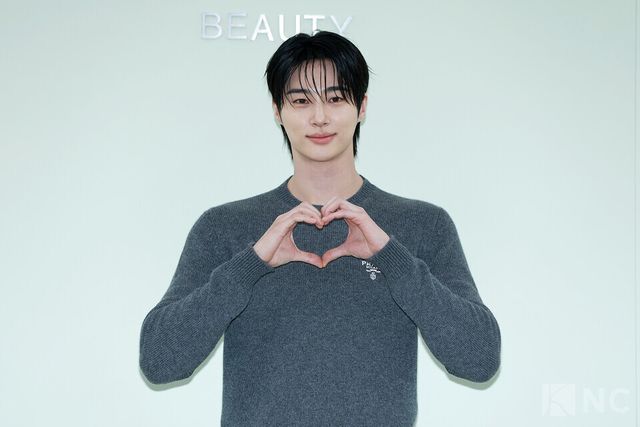 배우 변우석이 13일 오후 2시 서울 성동구 한 스튜디오에서 프라다 뷰티 바나나 립 밤 출시 기념 포토콜에서 포즈를 취하고 있다. 사진=김규빈 기자