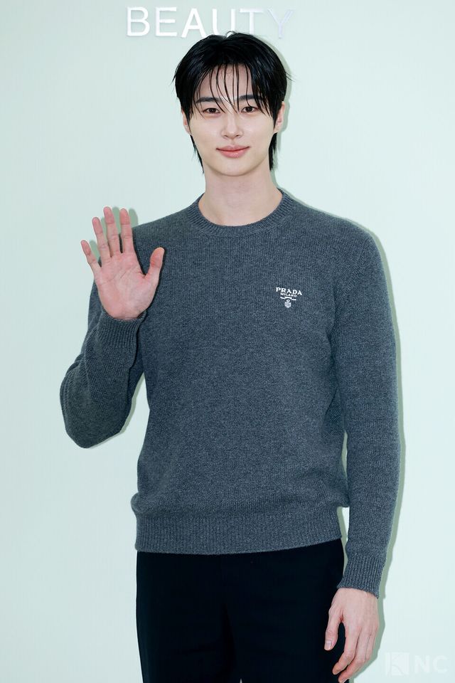 배우 변우석이 13일 오후 2시 서울 성동구 한 스튜디오에서 프라다 뷰티 바나나 립 밤 출시 기념 포토콜에서 포즈를 취하고 있다. 사진=김규빈 기자