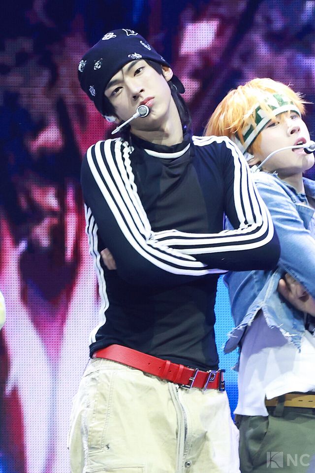 그룹 투어스(TWS) 도훈이 오후 4시 서울 광진구 예스24라이브홀에서 진행된 미니 4집 ‘플레이 하드(play hard)’ 발매 기념 쇼케이스에서 무대를 선보이고 있다. 사진=김규빈 기자