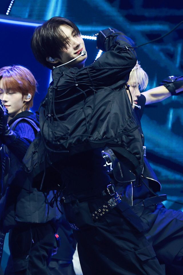 그룹 투어스(TWS) 영재가 오후 4시 서울 광진구 예스24라이브홀에서 진행된 미니 4집 ‘플레이 하드(play hard)’ 발매 기념 쇼케이스에서 무대를 선보이고 있다. 사진=김규빈 기자