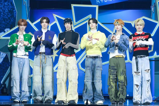 그룹 투어스(TWS)가 오후 4시 서울 광진구 예스24라이브홀에서 진행된 미니 4집 ‘플레이 하드(play hard)’ 발매 기념 쇼케이스에서 포즈를 취하고 있다. 사진=김규빈 기자