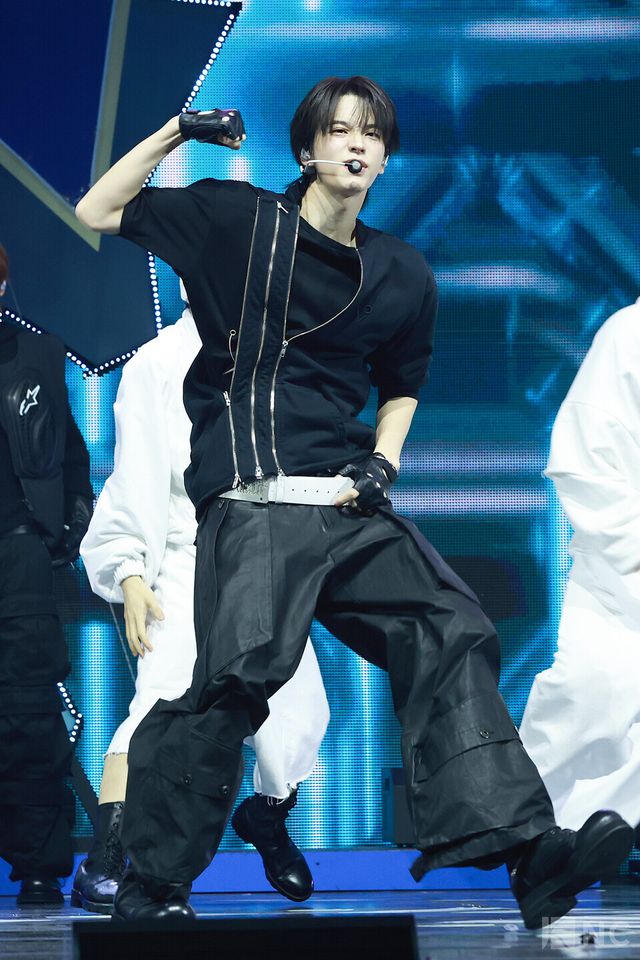 그룹 투어스(TWS) 신유가 오후 4시 서울 광진구 예스24라이브홀에서 진행된 미니 4집 ‘플레이 하드(play hard)’ 발매 기념 쇼케이스에서 무대를 선보이고 있다. 사진=김규빈 기자