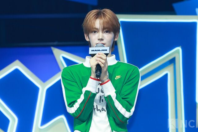 그룹 투어스(TWS) 한진이 오후 4시 서울 광진구 예스24라이브홀에서 진행된 미니 4집 ‘플레이 하드(play hard)’ 발매 기념 쇼케이스에서 소감을 말하고 있다. 사진=김규빈 기자