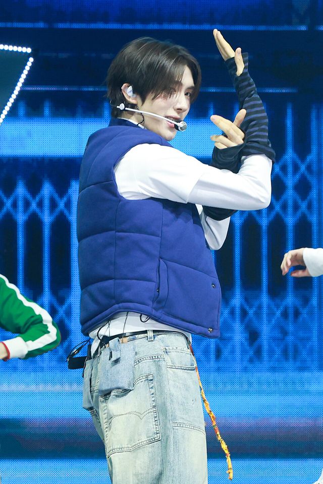 그룹 투어스(TWS) 영재가 오후 4시 서울 광진구 예스24라이브홀에서 진행된 미니 4집 ‘플레이 하드(play hard)’ 발매 기념 쇼케이스에서 무대를 선보이고 있다. 사진=김규빈 기자