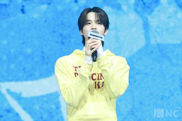 그룹 투어스(TWS) 신유가 오후 4시 서울 광진구 예스24라이브홀에서 진행된 미니 4집 ‘플레이 하드(play hard)’ 발매 기념 쇼케이스에서 소감을 말하고 있다. 사진=김규빈 기자