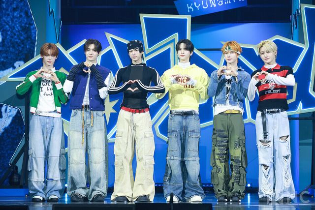 그룹 투어스(TWS)가 오후 4시 서울 광진구 예스24라이브홀에서 진행된 미니 4집 ‘플레이 하드(play hard)’ 발매 기념 쇼케이스에서 포즈를 취하고 있다. 사진=김규빈 기자