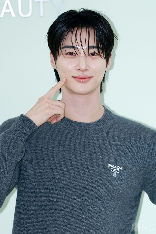 배우 변우석이 13일 오후 2시 서울 성동구 한 스튜디오에서 프라다 뷰티 바나나 립 밤 출시 기념 포토콜에서 포즈를 취하고 있다. 사진=김규빈 기자