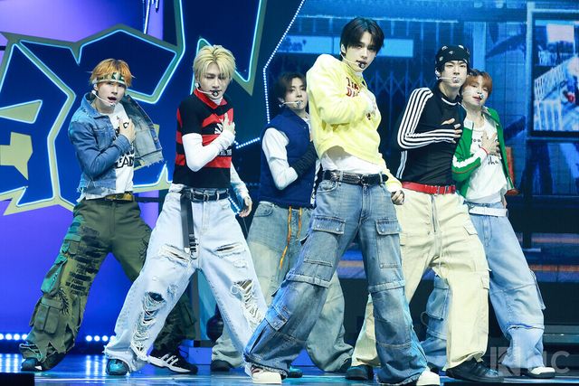 그룹 투어스(TWS)가 오후 4시 서울 광진구 예스24라이브홀에서 진행된 미니 4집 ‘플레이 하드(play hard)’ 발매 기념 쇼케이스에서 무대를 선보이고 있다. 사진=김규빈 기자