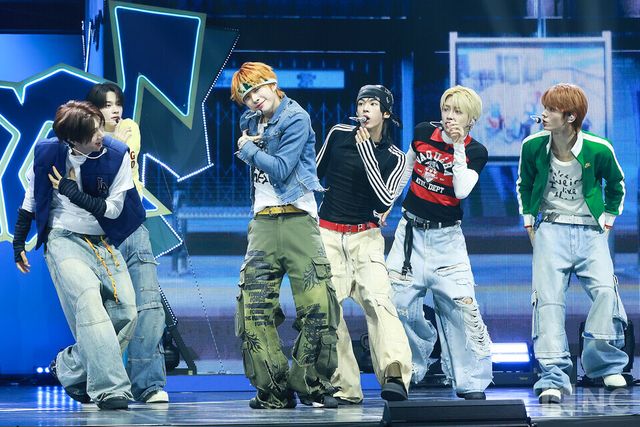 그룹 투어스(TWS)가 오후 4시 서울 광진구 예스24라이브홀에서 진행된 미니 4집 ‘플레이 하드(play hard)’ 발매 기념 쇼케이스에서 무대를 선보이고 있다. 사진=김규빈 기자