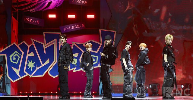 그룹 투어스(TWS)가 오후 4시 서울 광진구 예스24라이브홀에서 진행된 미니 4집 ‘플레이 하드(play hard)’ 발매 기념 쇼케이스에서 무대를 선보이고 있다. 사진=김규빈 기자