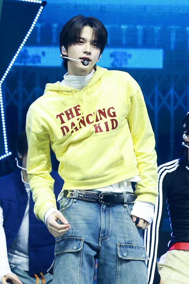 그룹 투어스(TWS) 신유가 오후 4시 서울 광진구 예스24라이브홀에서 진행된 미니 4집 ‘플레이 하드(play hard)’ 발매 기념 쇼케이스에서 무대를 선보이고 있다. 사진=김규빈 기자