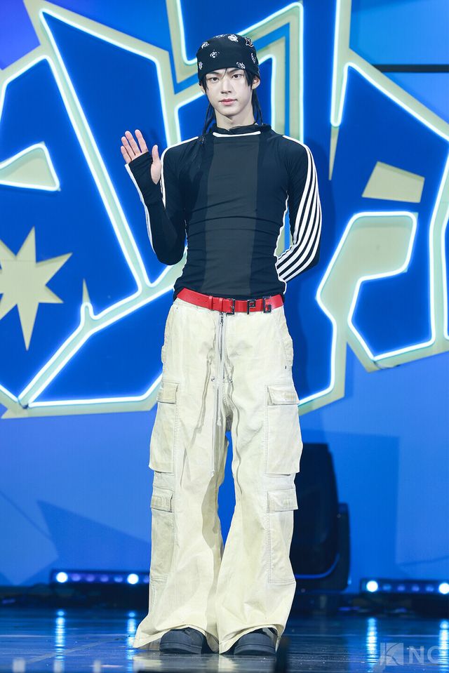 그룹 투어스(TWS) 도훈이 오후 4시 서울 광진구 예스24라이브홀에서 진행된 미니 4집 ‘플레이 하드(play hard)’ 발매 기념 쇼케이스에서 포즈를 취하고 있다. 사진=김규빈 기자