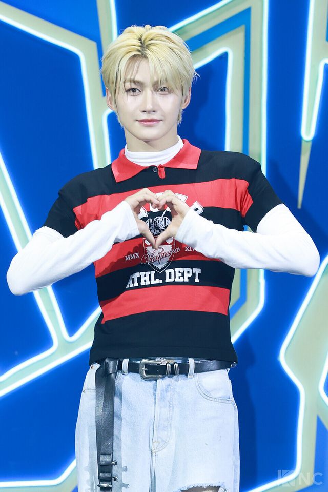 그룹 투어스(TWS) 지훈이 오후 4시 서울 광진구 예스24라이브홀에서 진행된 미니 4집 ‘플레이 하드(play hard)’ 발매 기념 쇼케이스에서 포즈를 취하고 있다. 사진=김규빈 기자