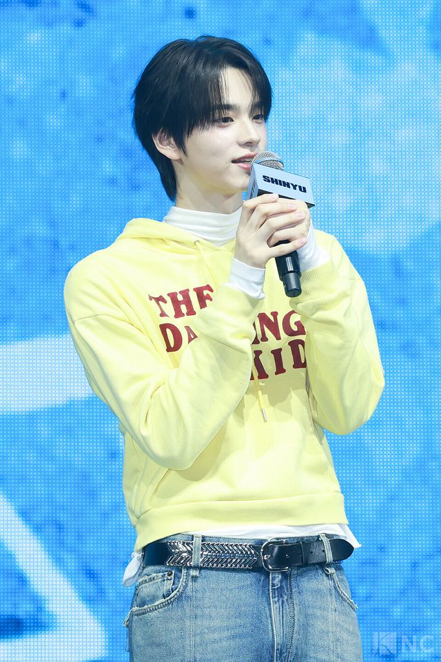 그룹 투어스(TWS) 신유가 오후 4시 서울 광진구 예스24라이브홀에서 진행된 미니 4집 ‘플레이 하드(play hard)’ 발매 기념 쇼케이스에서 소감을 말하고 있다. 사진=김규빈 기자