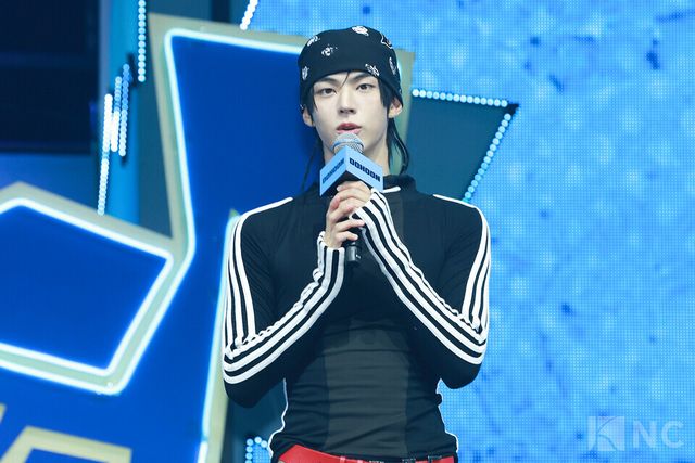 그룹 투어스(TWS) 도훈이 오후 4시 서울 광진구 예스24라이브홀에서 진행된 미니 4집 ‘플레이 하드(play hard)’ 발매 기념 쇼케이스에서 소감을 말하고 있다. 사진=김규빈 기자