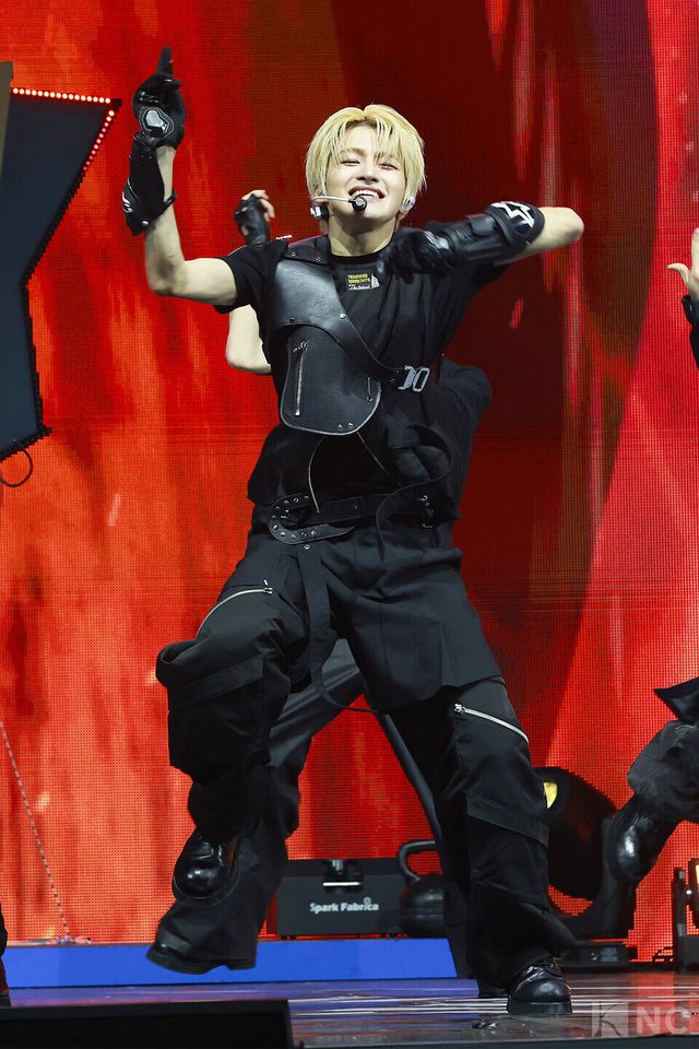 그룹 투어스(TWS) 지훈이 오후 4시 서울 광진구 예스24라이브홀에서 진행된 미니 4집 ‘플레이 하드(play hard)’ 발매 기념 쇼케이스에서 무대를 선보이고 있다. 사진=김규빈 기자
