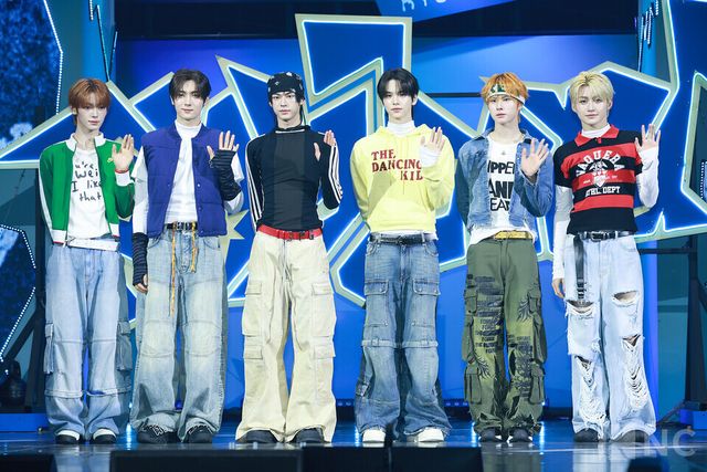 그룹 투어스(TWS)가 오후 4시 서울 광진구 예스24라이브홀에서 진행된 미니 4집 ‘플레이 하드(play hard)’ 발매 기념 쇼케이스에서 포즈를 취하고 있다. 사진=김규빈 기자