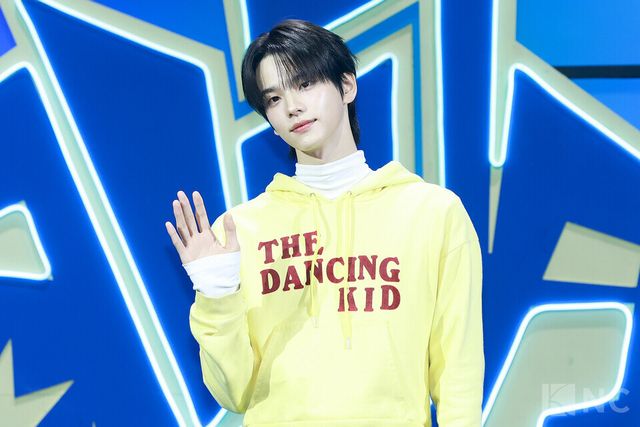 그룹 투어스(TWS) 신유가 오후 4시 서울 광진구 예스24라이브홀에서 진행된 미니 4집 ‘플레이 하드(play hard)’ 발매 기념 쇼케이스에서 포즈를 취하고 있다. 사진=김규빈 기자