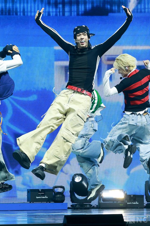 그룹 투어스(TWS) 도훈이 오후 4시 서울 광진구 예스24라이브홀에서 진행된 미니 4집 ‘플레이 하드(play hard)’ 발매 기념 쇼케이스에서 무대를 선보이고 있다. 사진=김규빈 기자